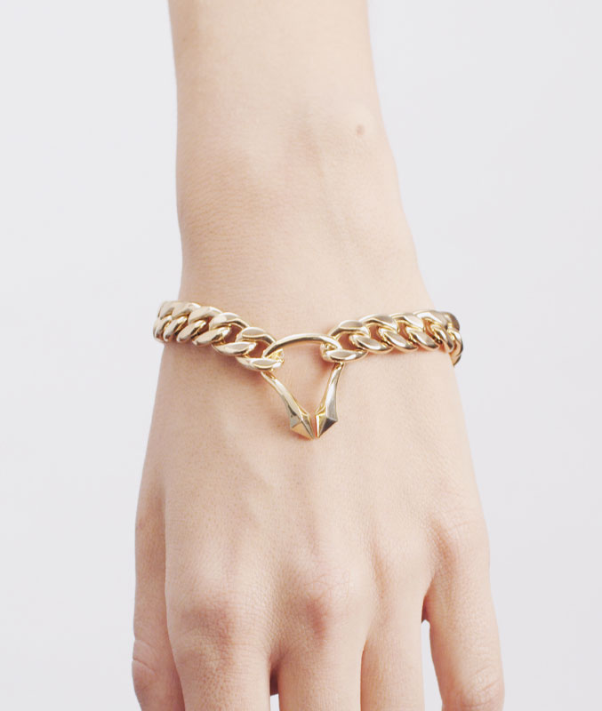Bracelet with hook element in yellow gold